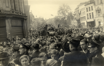 97603 Afbeelding van de drukte bij het Stadhuis (Stadhuisbrug 1) te Utrecht ten tijde van het voorlezen van de ...